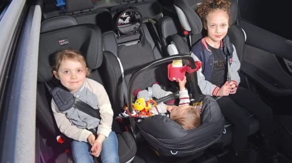 posicion-varios-ninos-en-el-coche